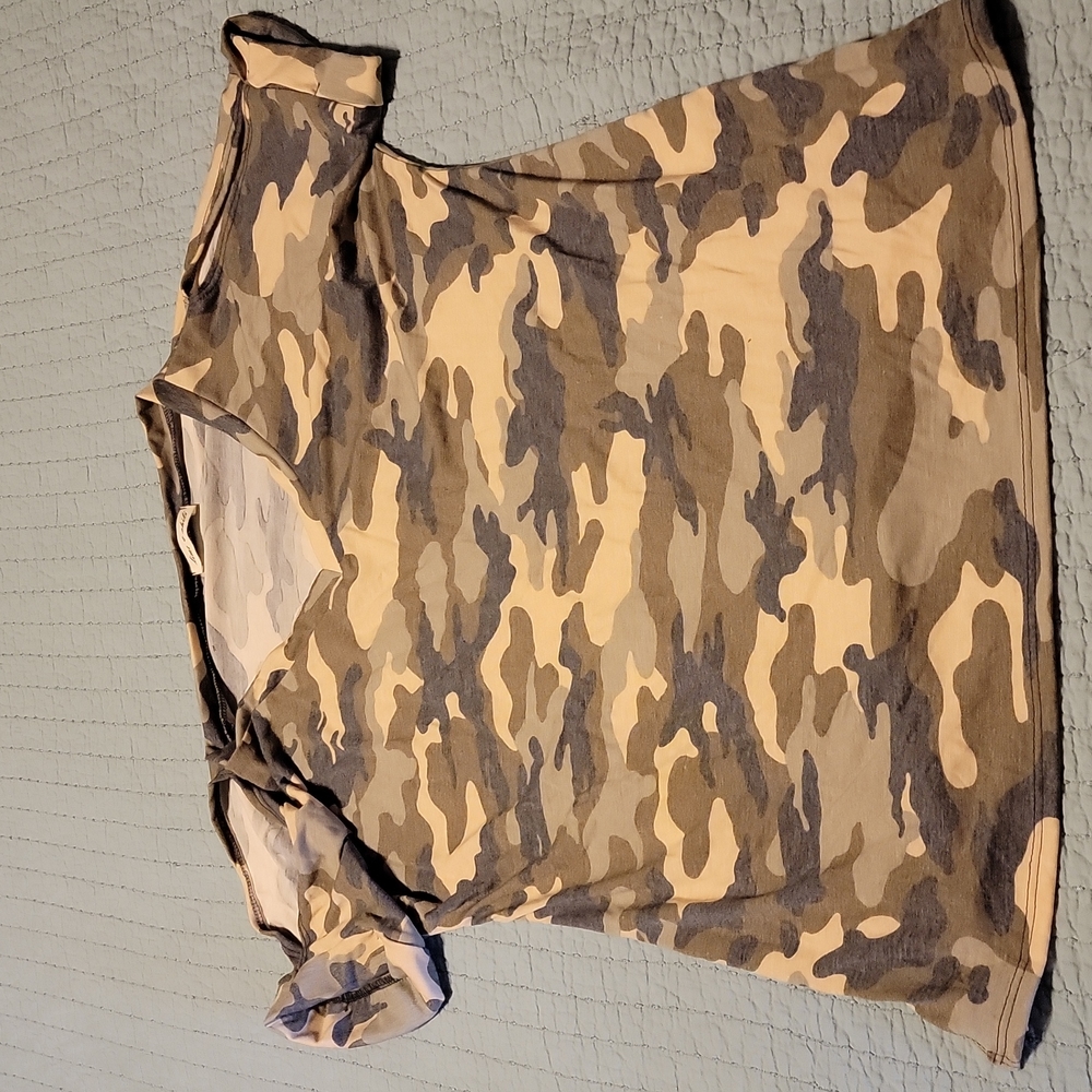 Lime & Chili Camo top with cut-out sleeves. Medium. NWOT
